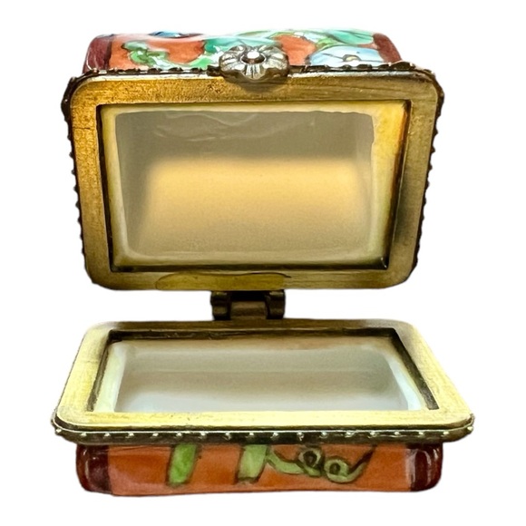 Porcelain hinged trinket box - Picture 6 of 7